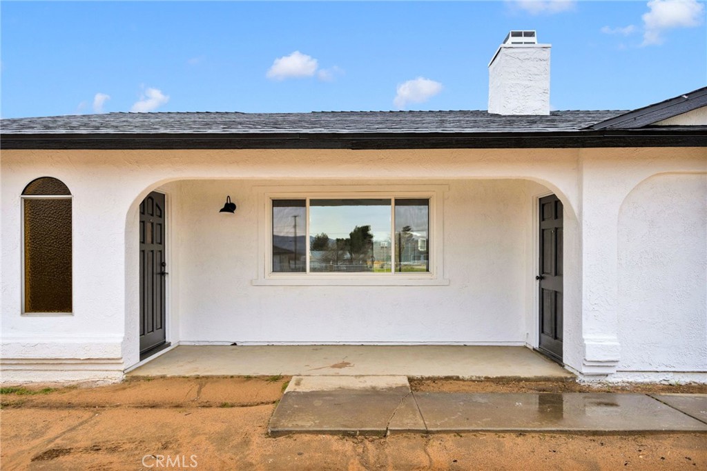 12532 Sholic Road Apple Valley, CA 92308 - Photo 5 of 41 a view of a living room