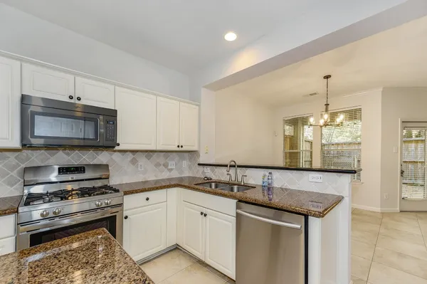 $319,500 | 158 North Magnolia Pond Place, Unit 158E, The Woodlands, TX 77381