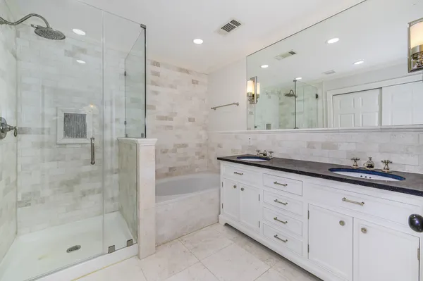 $319,500 | 158 North Magnolia Pond Place, Unit 158E, The Woodlands, TX 77381