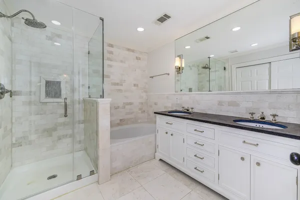 $319,500 | 158 North Magnolia Pond Place, Unit 158E, The Woodlands, TX 77381