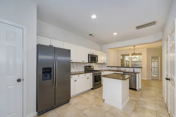 $319,500 | 158 North Magnolia Pond Place, Unit 158E, The Woodlands, TX 77381