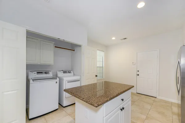 $319,500 | 158 North Magnolia Pond Place, Unit 158E, The Woodlands, TX 77381