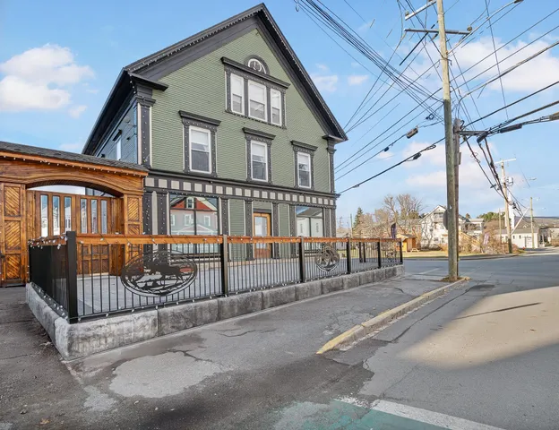 $1,200 | 121 Main Street, Unit 3, Colebrook, NH 03576