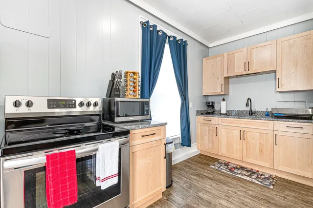 $1,200 | 121 Main Street, Unit 3, Colebrook, NH 03576