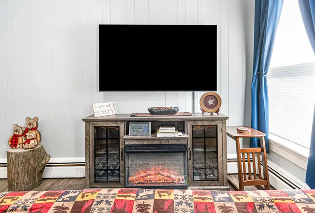 $1,200 | 121 Main Street, Unit 3, Colebrook, NH 03576