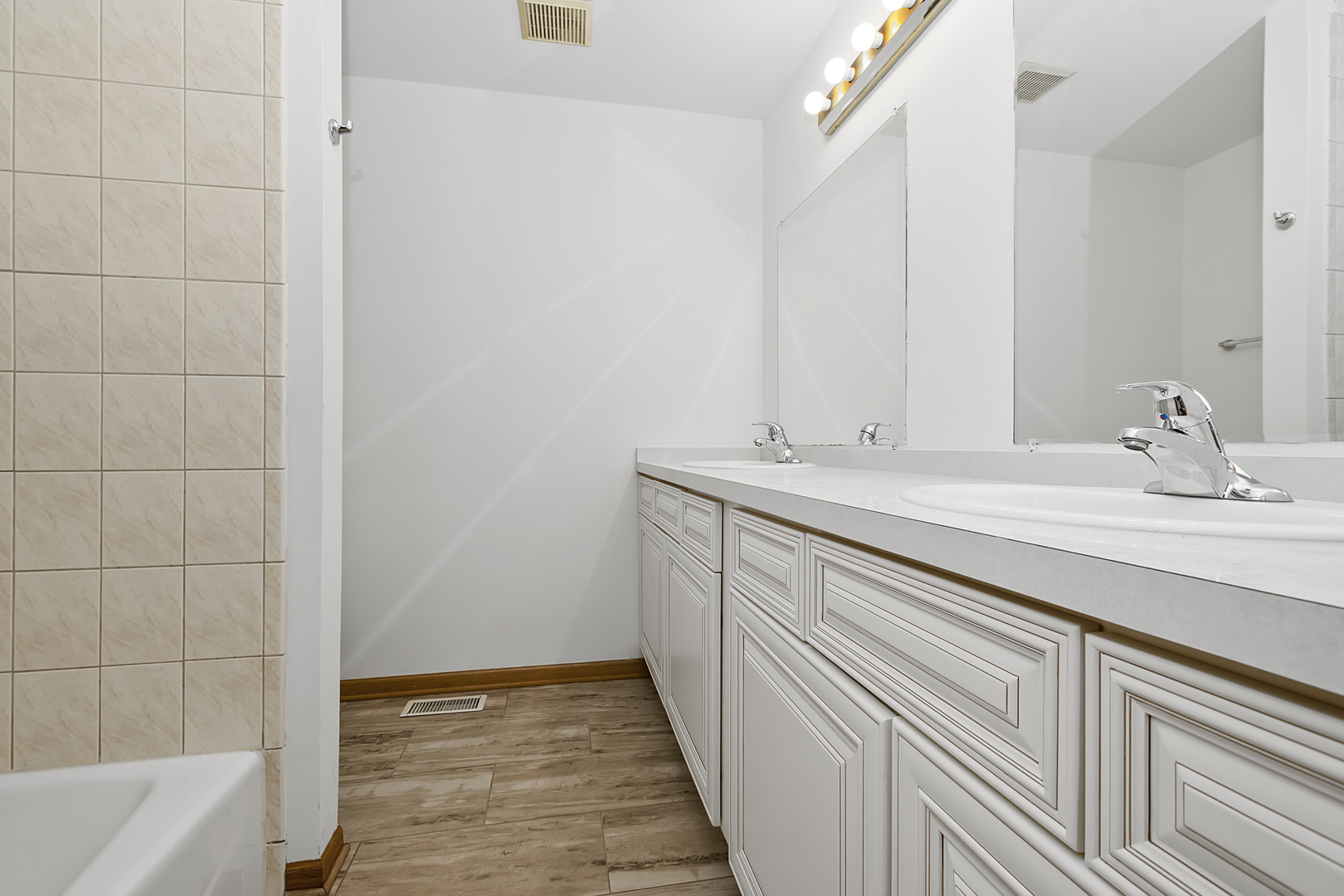 6823 Roberts Road Bridgeview, IL 60455 - Photo 15 of 22 a bathroom with a sink and a bathtub