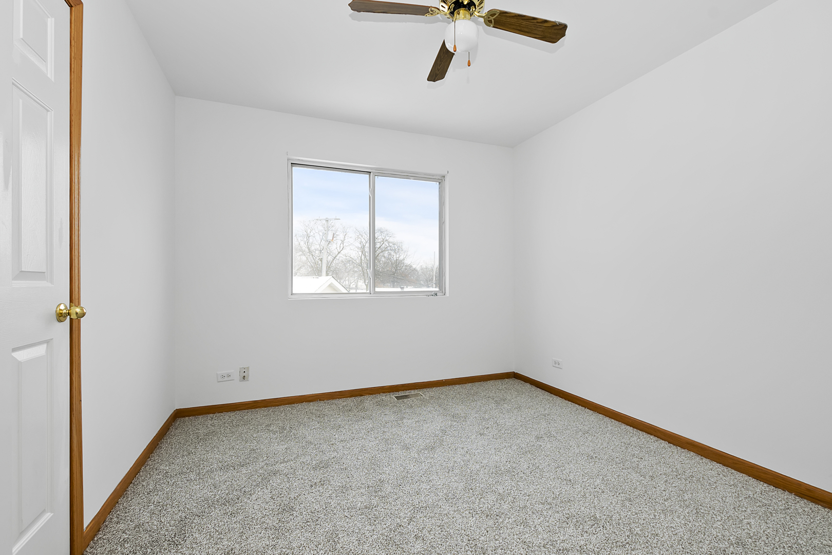 6823 Roberts Road Bridgeview, IL 60455 - Photo 8 of 22 an empty room with a window