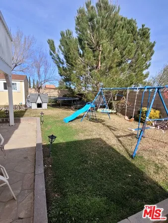 a view of a house with backyard
