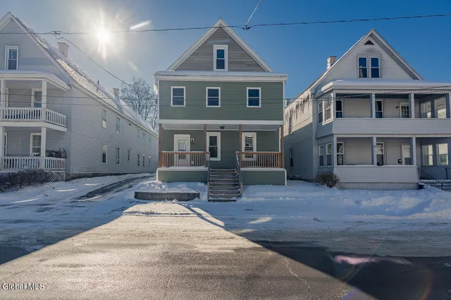 $1,300 | 65 Van Derveer Street, Unit SECOND FLOOR FRONT, Amsterdam, NY 12010