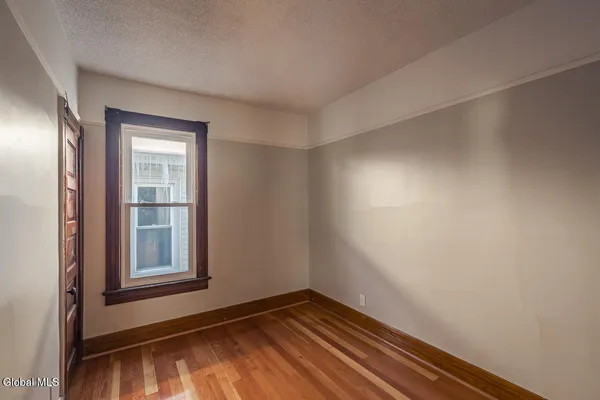 $1,300 | 65 Van Derveer Street, Unit SECOND FLOOR FRONT, Amsterdam, NY 12010