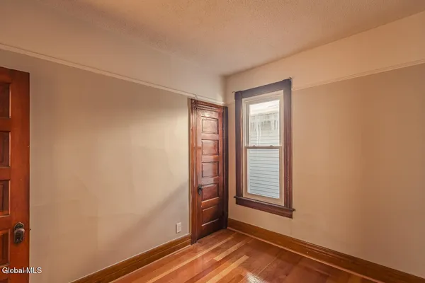 $1,300 | 65 Van Derveer Street, Unit SECOND FLOOR FRONT, Amsterdam, NY 12010