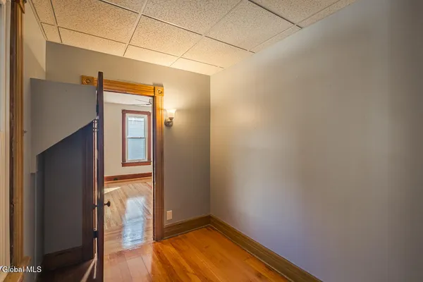 $1,300 | 65 Van Derveer Street, Unit SECOND FLOOR FRONT, Amsterdam, NY 12010