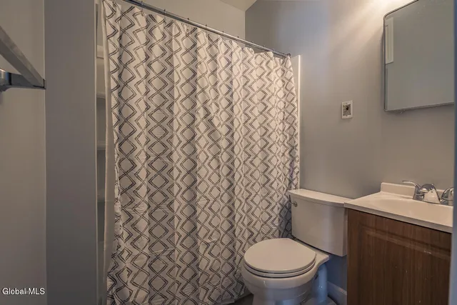 $1,300 | 65 Van Derveer Street, Unit SECOND FLOOR FRONT, Amsterdam, NY 12010