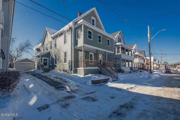 $1,300 | 65 Van Derveer Street, Unit SECOND FLOOR FRONT, Amsterdam, NY 12010