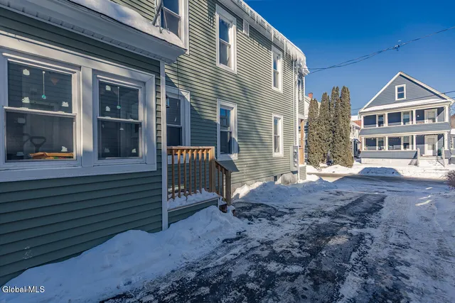 $1,300 | 65 Van Derveer Street, Unit SECOND FLOOR FRONT, Amsterdam, NY 12010