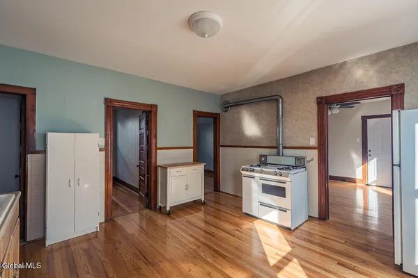 $1,300 | 65 Van Derveer Street, Unit SECOND FLOOR FRONT, Amsterdam, NY 12010