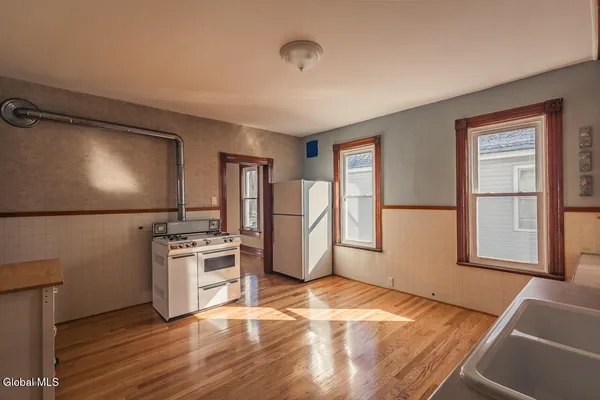 $1,300 | 65 Van Derveer Street, Unit SECOND FLOOR FRONT, Amsterdam, NY 12010