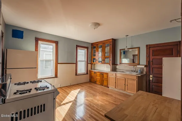 $1,300 | 65 Van Derveer Street, Unit SECOND FLOOR FRONT, Amsterdam, NY 12010