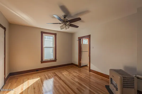 $1,300 | 65 Van Derveer Street, Unit SECOND FLOOR FRONT, Amsterdam, NY 12010