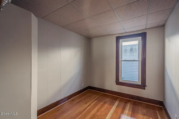 $1,300 | 65 Van Derveer Street, Unit SECOND FLOOR FRONT, Amsterdam, NY 12010