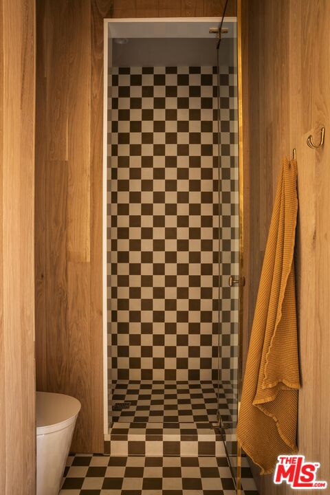 3274 Oakdell Road Studio City, CA 91604 - Photo 14 of 22 a bathroom with a black and white checkered curtain