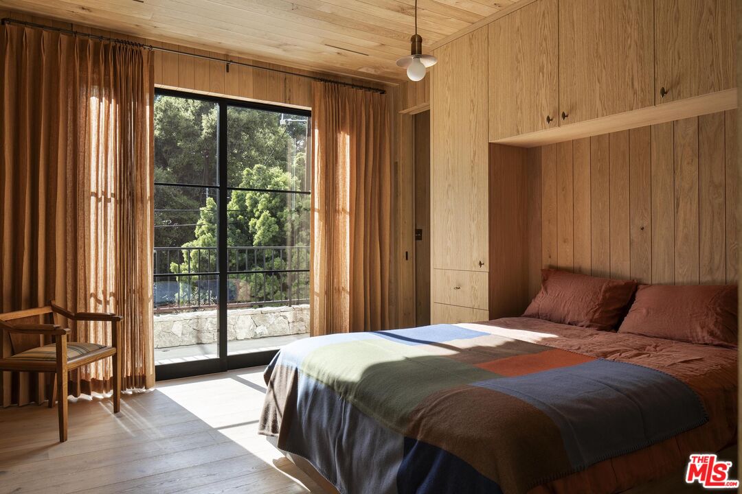 3274 Oakdell Road Studio City, CA 91604 - Photo 17 of 22 a bedroom with a bed and wooden floor