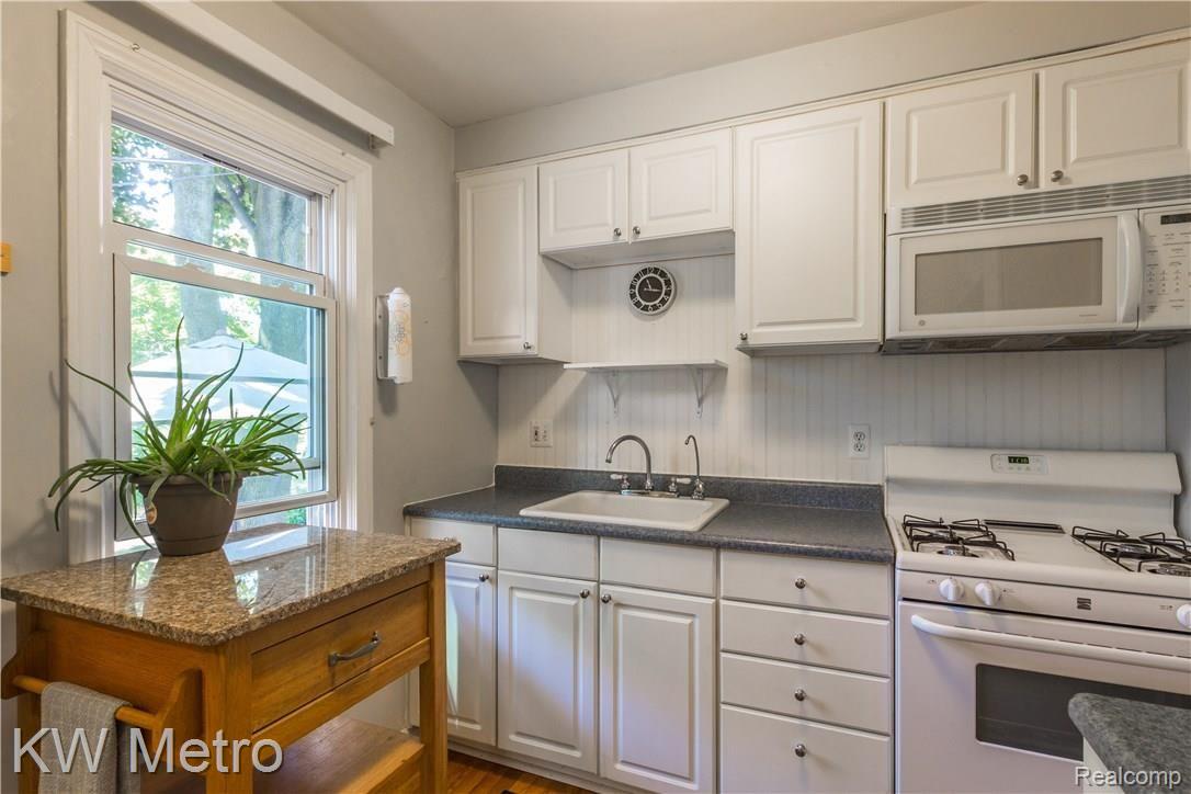 2261 Wiltshire Road Berkley, MI 48072 - Photo 8 of 20 2261 Wiltshire Rd-8.jpg