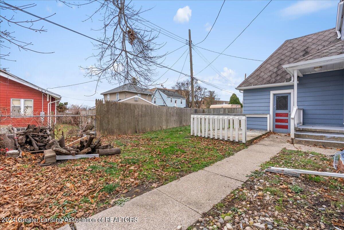 225 Strathmore Road Lansing, MI 48910 - Photo 32 of 45 09-Media Jett - 46