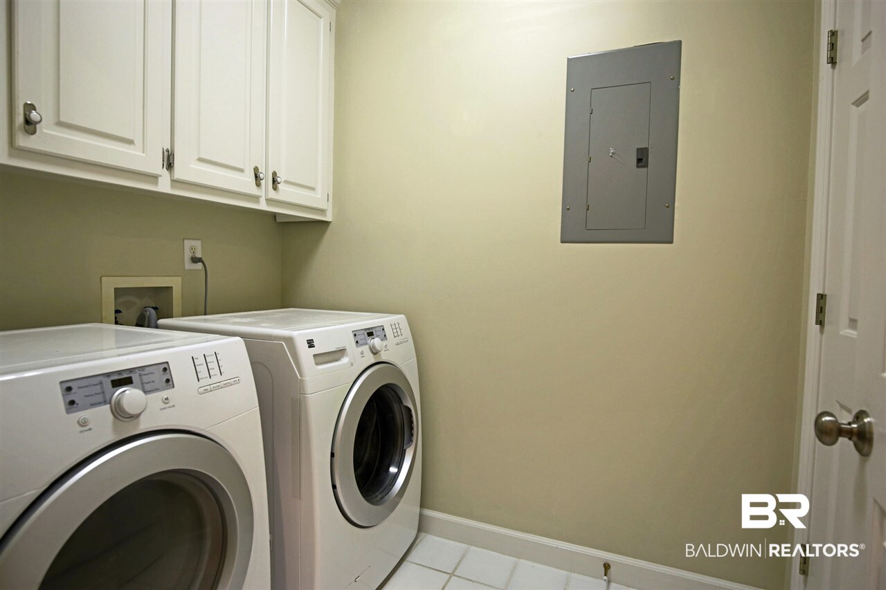 9226 Cedar Court Daphne, AL 36527 - Photo 17 of 20 laundry room