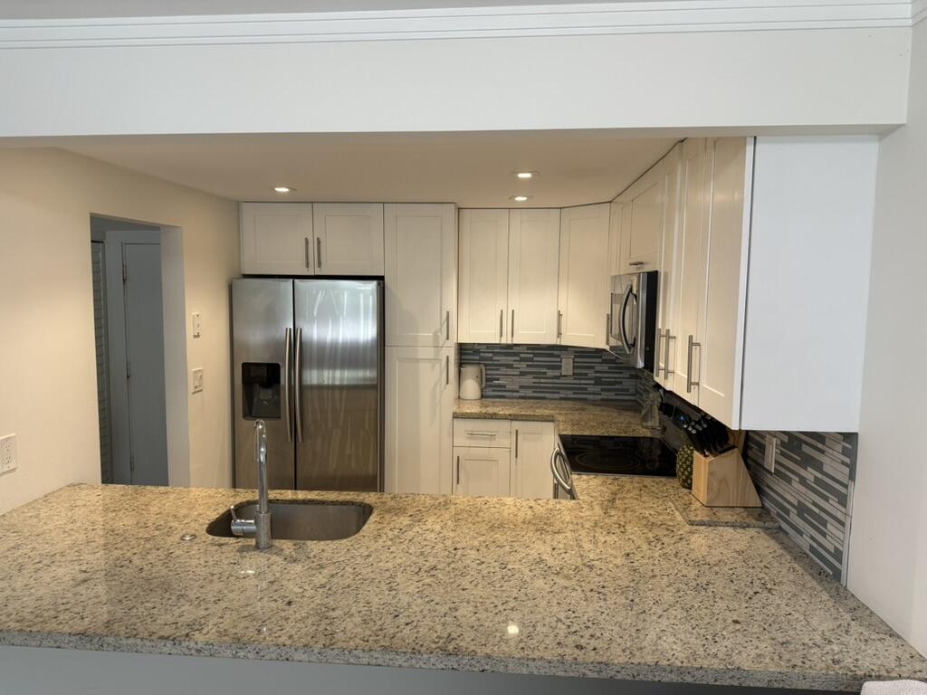 6161 Northwest 2nd Avenue, Unit FURNISHED Boca Raton, FL 33487 - Photo 2 of 22 6FEBA9F0-B7C5-49A6-8E67-8441E2016560_1_1