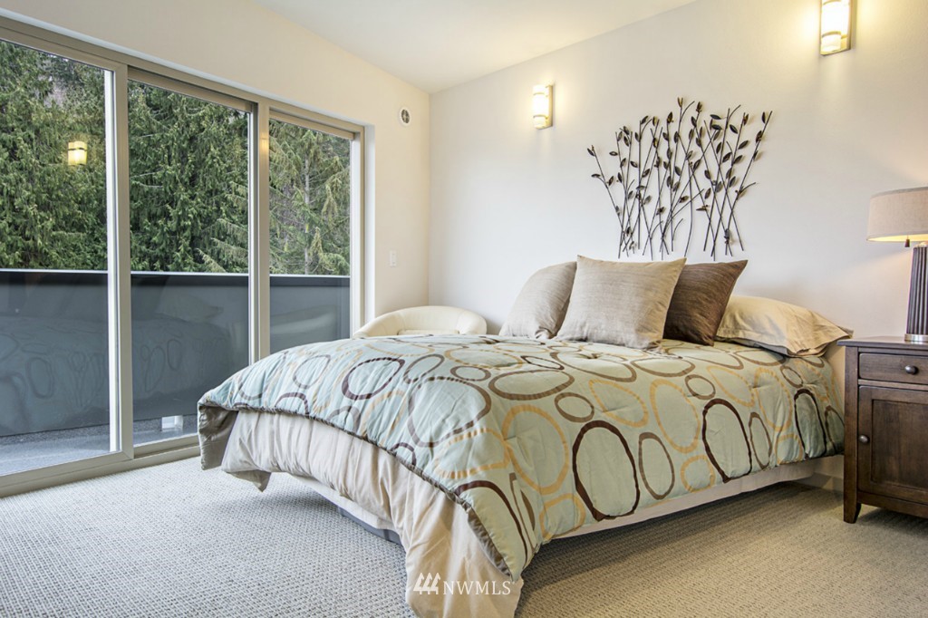 2417 Wickstrom Place Southwest Seattle, WA 98116 - Photo 8 of 25 Gallery Image 8
