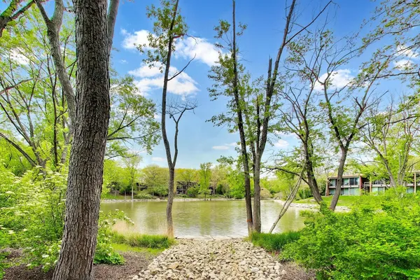 $259,900 | 1501 Fairway Drive, Unit 1F, Lisle, IL 60532