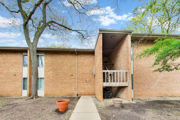 $259,900 | 1501 Fairway Drive, Unit 1F, Lisle, IL 60532