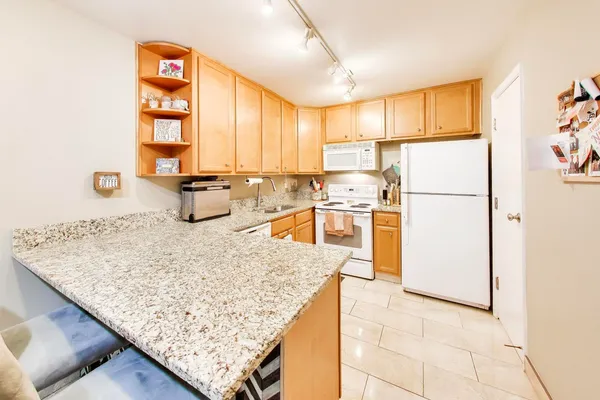 $259,900 | 1501 Fairway Drive, Unit 1F, Lisle, IL 60532