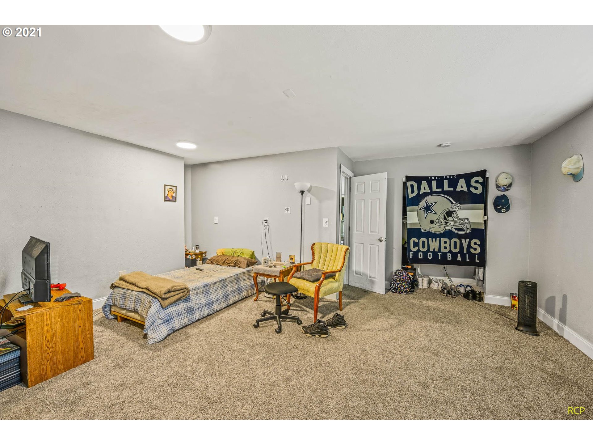 6732 Southeast Telford Road Gresham, OR 97080 - Photo 16 of 27 a living room with furniture