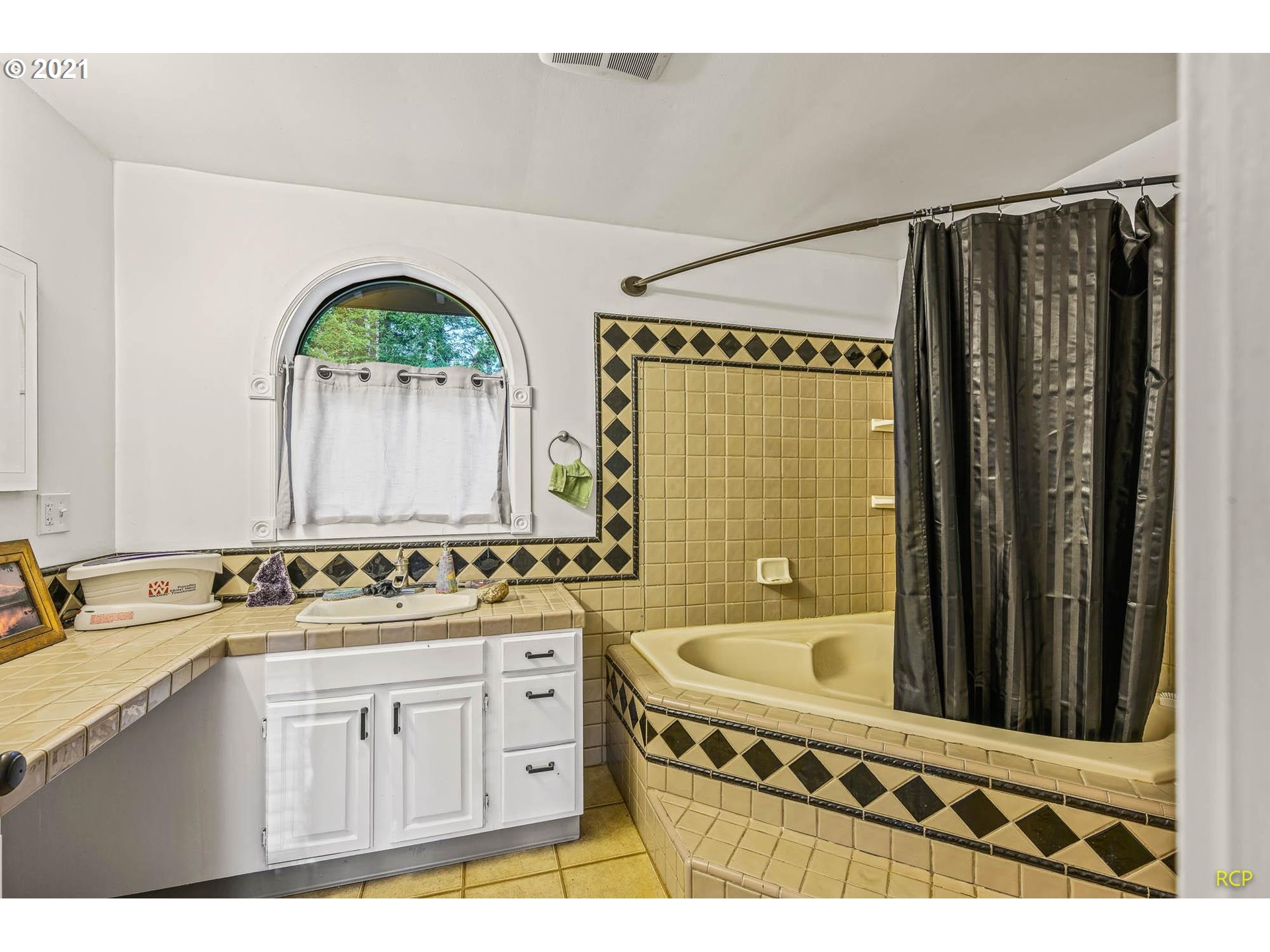 6732 Southeast Telford Road Gresham, OR 97080 - Photo 20 of 27 a bathroom with a sink a mirror a bathtub and a shower