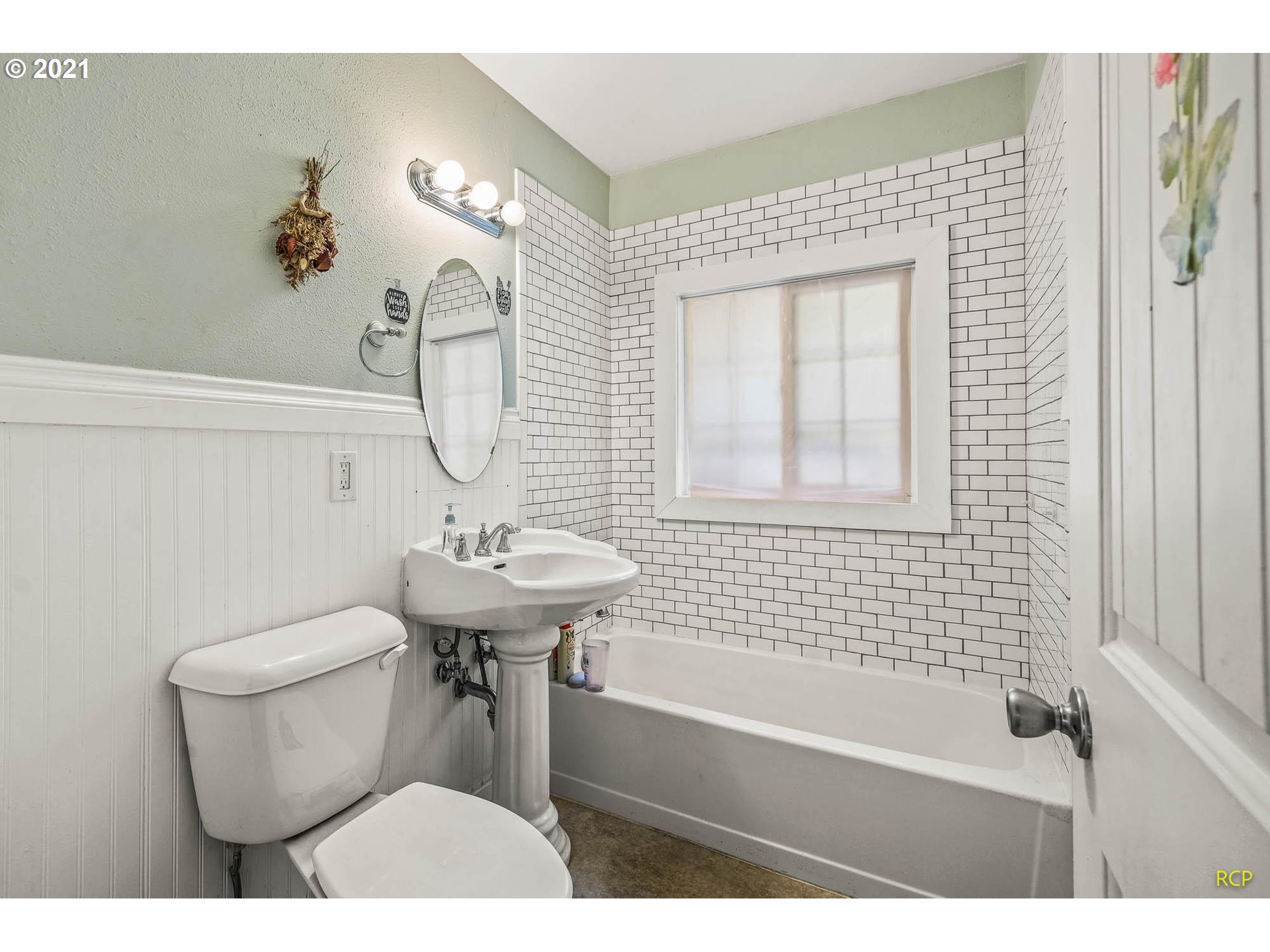 6732 Southeast Telford Road Gresham, OR 97080 - Photo 8 of 27 a bathroom with a sink a toilet and shower