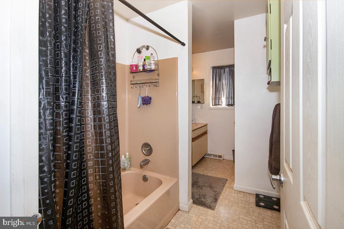 476 West Oak Road Vineland, NJ 08360 - Photo 45 of 51 Upstairs Full Bathroom
