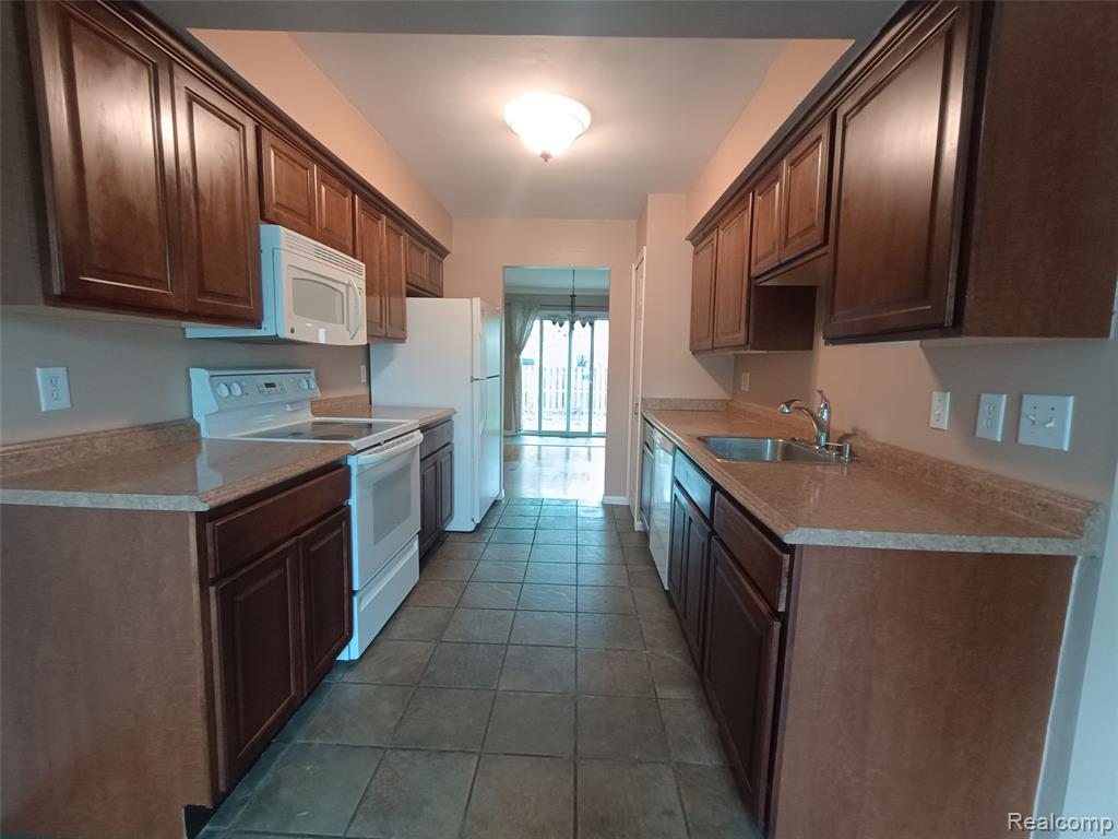 112 Stratford Lane Rochester Hills, MI 48309 - Photo 2 of 37