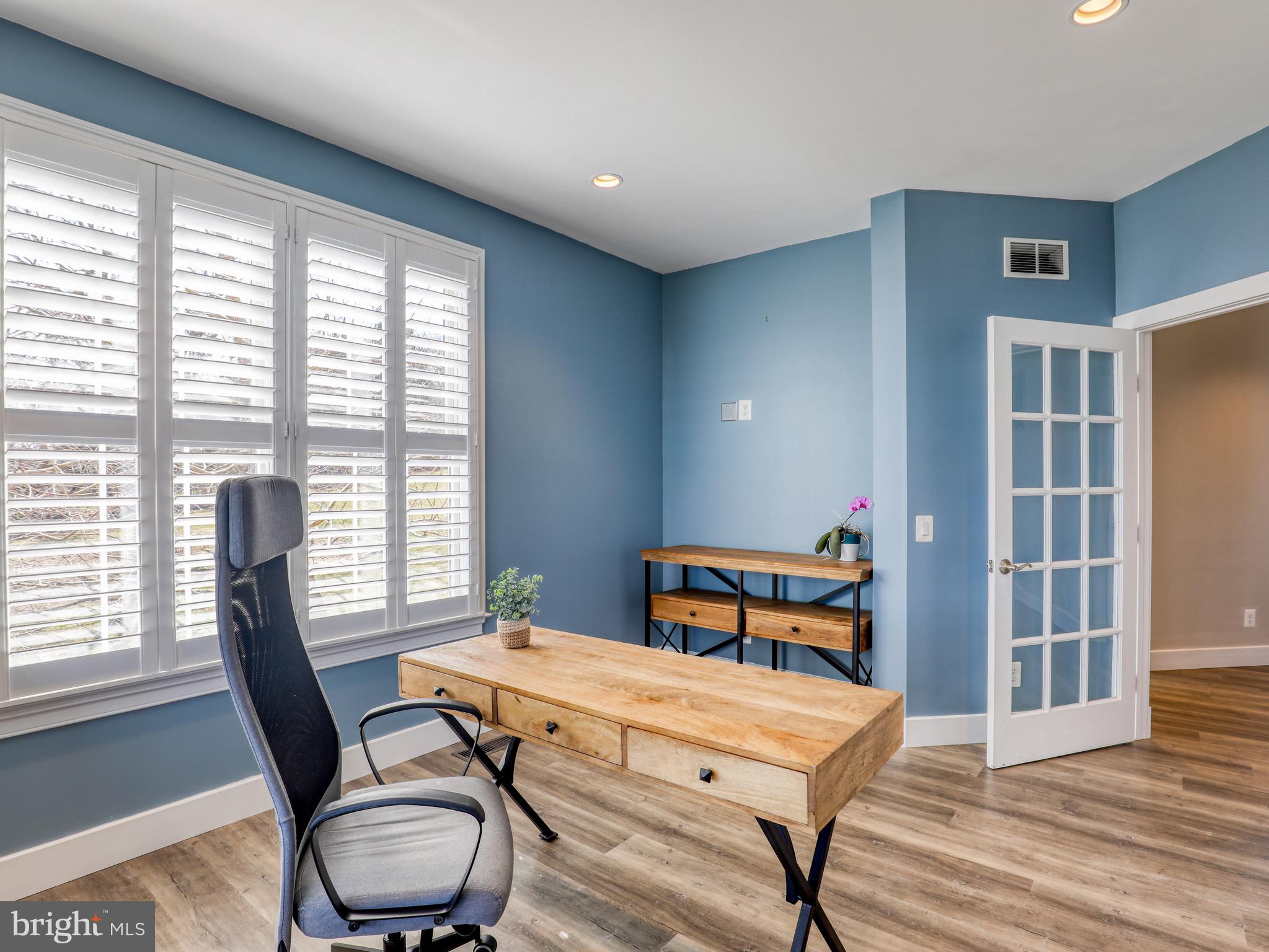 35059 Sunny Ridge Road Round Hill, VA 20141 - Photo 23 of 78 Main-level study, plantation shutters