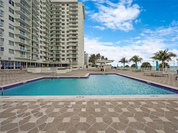 $669,000 | 5701 Collins Avenue, Unit 1415, Miami Beach, FL 33140