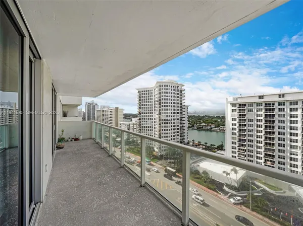 $669,000 | 5701 Collins Avenue, Unit 1415, Miami Beach, FL 33140