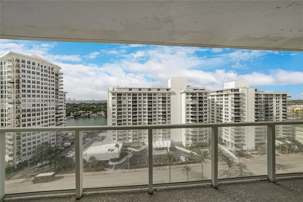 $669,000 | 5701 Collins Avenue, Unit 1415, Miami Beach, FL 33140