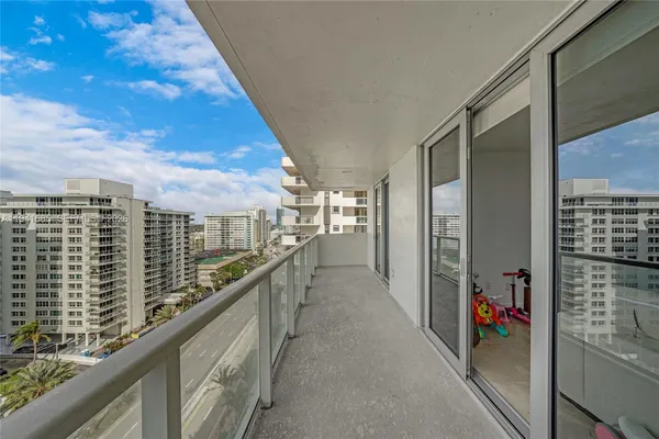 $669,000 | 5701 Collins Avenue, Unit 1415, Miami Beach, FL 33140