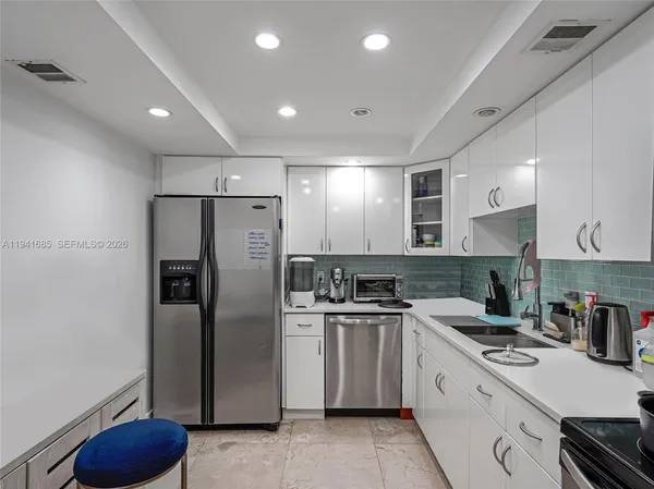 $669,000 | 5701 Collins Avenue, Unit 1415, Miami Beach, FL 33140