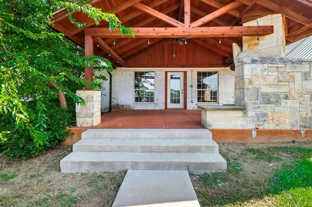 a view of a house with a backyard