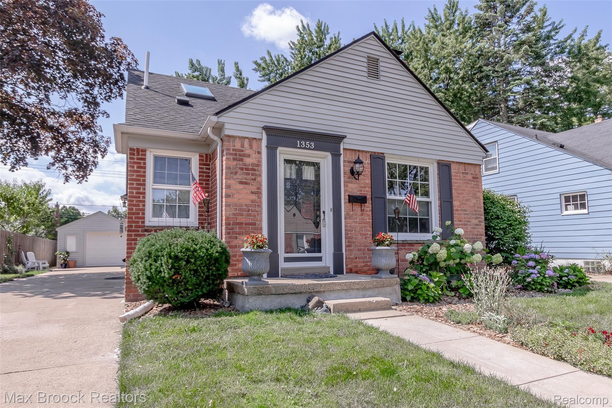 1353 Columbia Road Berkley, MI 48072 - Photo 5 of 29 IMG_1057-HDR.jpg
