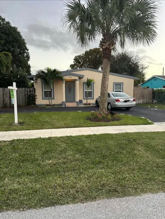 $2,500 | 124 Southwest 10th Avenue, Boynton Beach, FL 33435