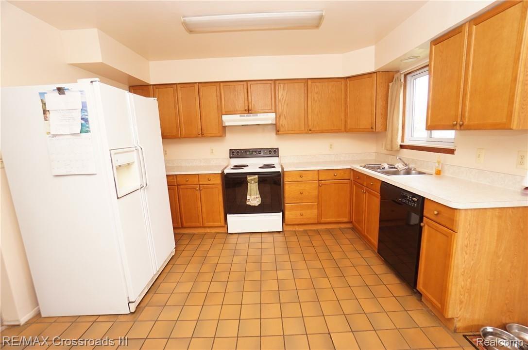 43760 Burtrig Road Belleville, MI 48111 - Photo 4 of 18 DSC00064.JPG