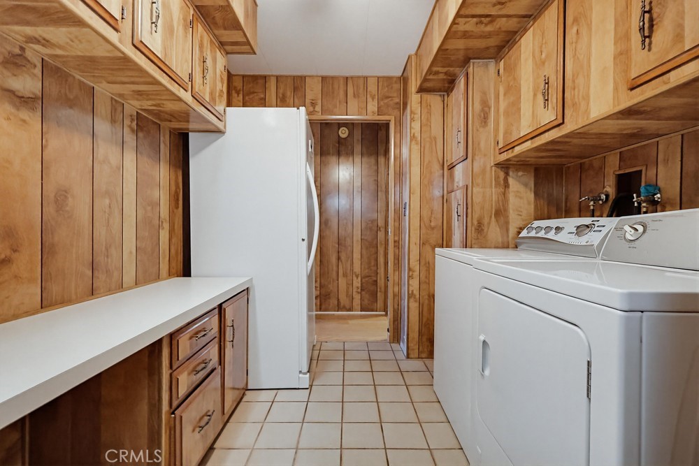 31244 North Lakehills Road Castaic, CA 91384 - Photo 34 of 72 Laundry room